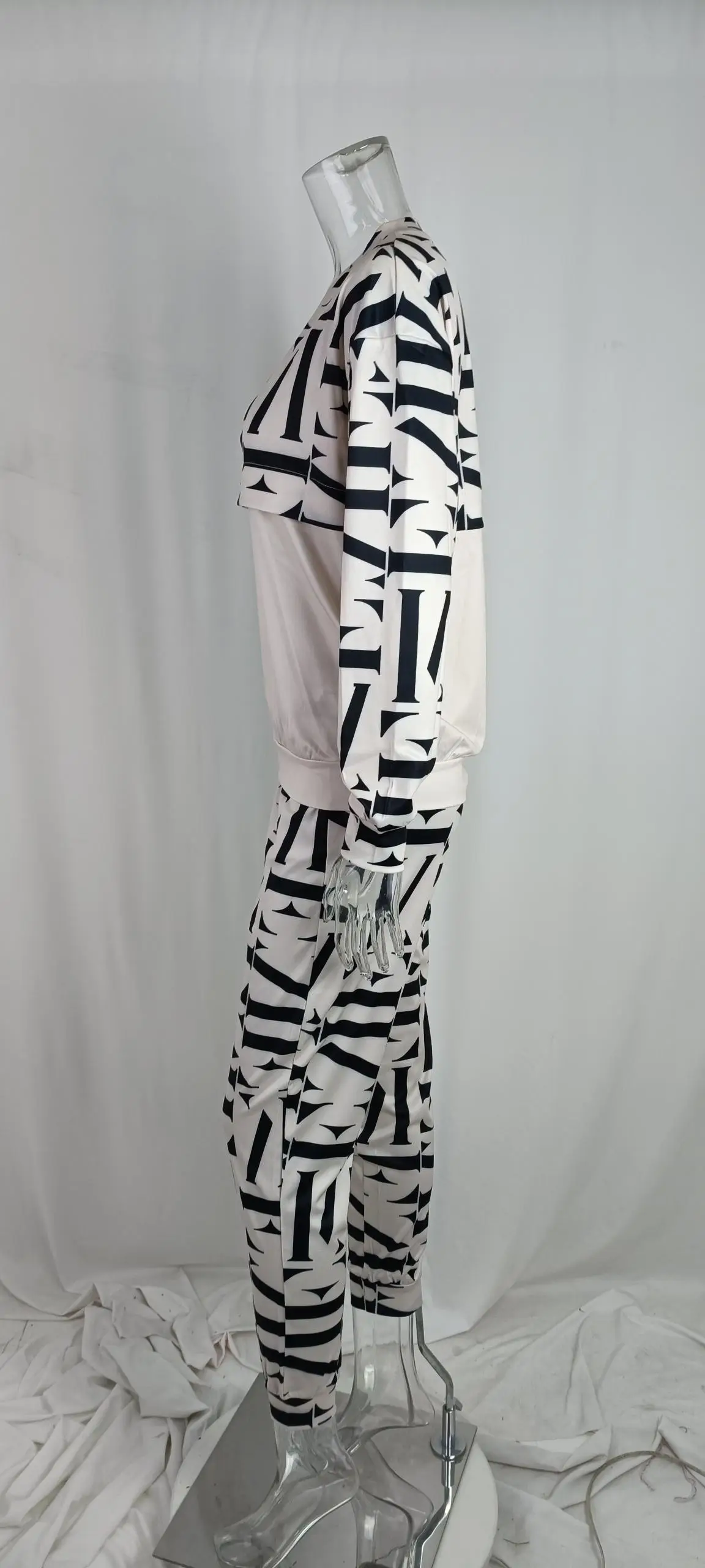 2025 Printed Long Sleeve Slim Fit Suit Black White — feature 10