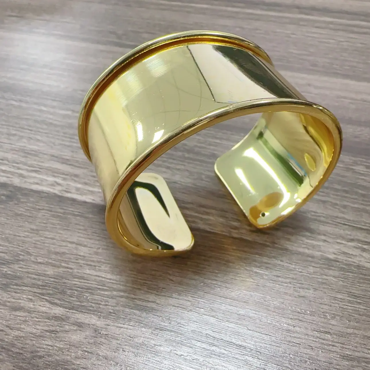 Adjustable Metal Exaggerated Glossy Bracelet for Women — feature 7