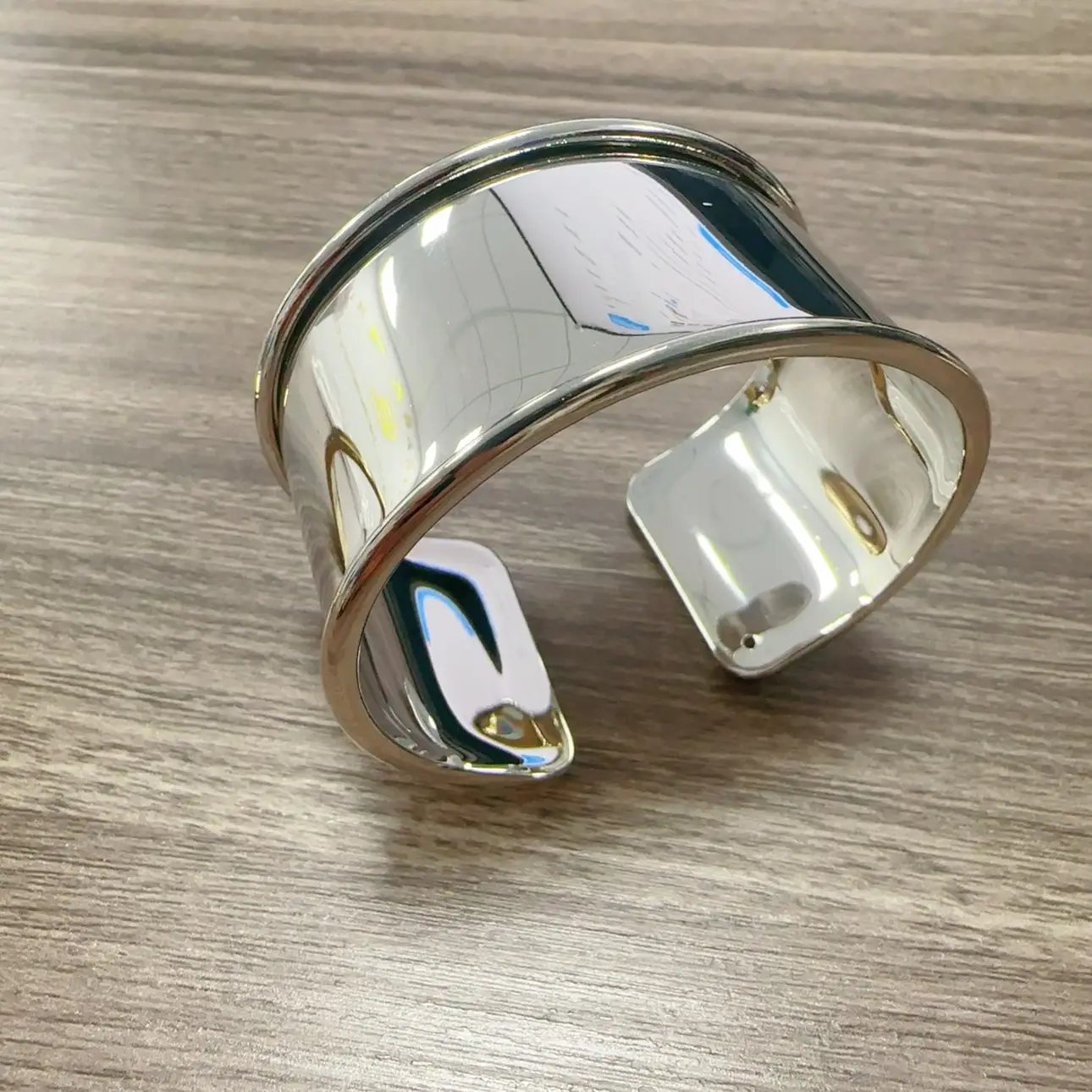 Adjustable Metal Exaggerated Glossy Bracelet for Women — feature 8
