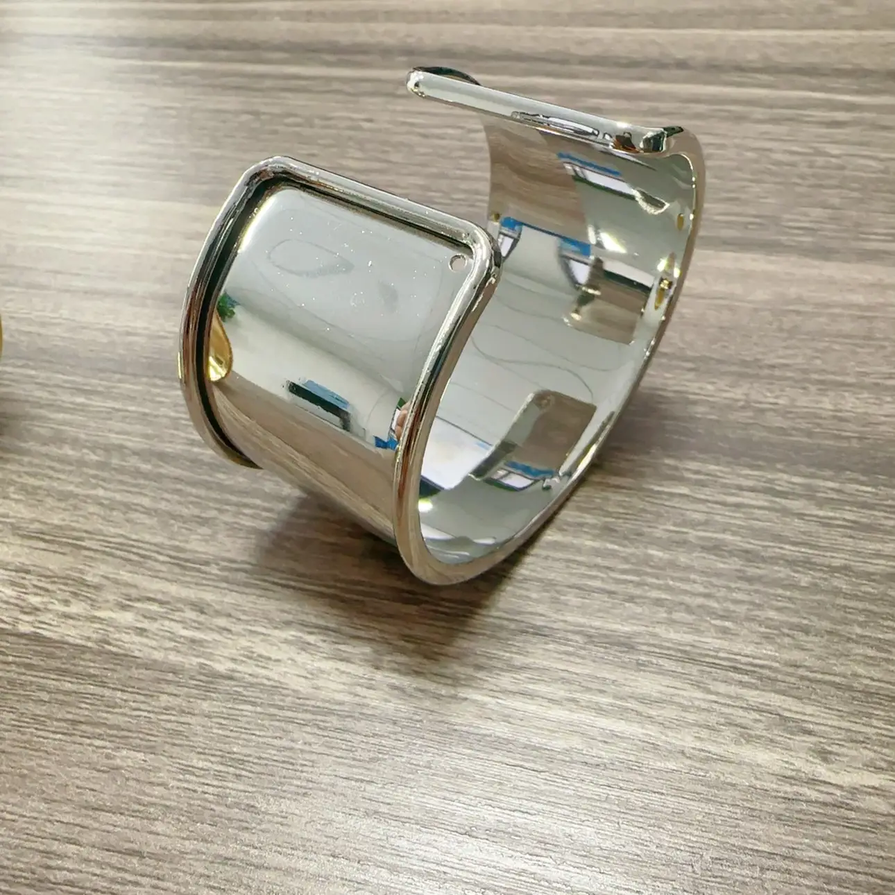 Adjustable Metal Exaggerated Glossy Bracelet for Women — feature 9