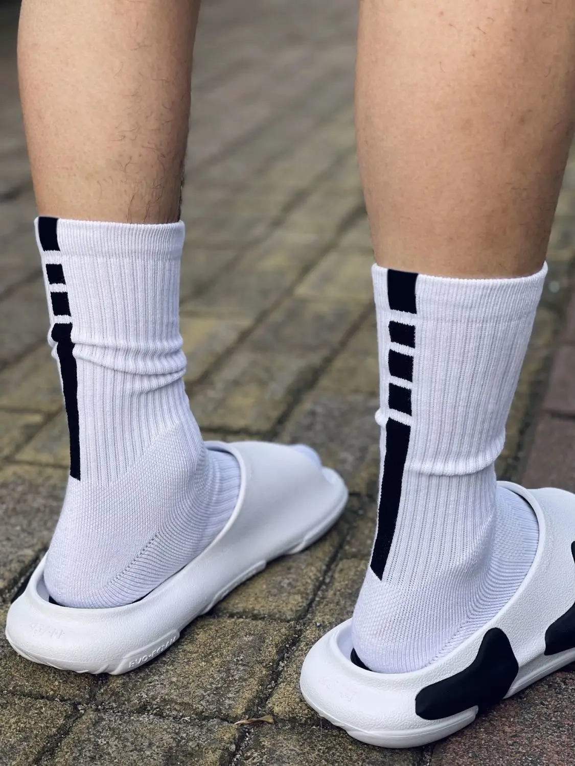 Men's White Striped Athletic Socks Mid Length — feature 4