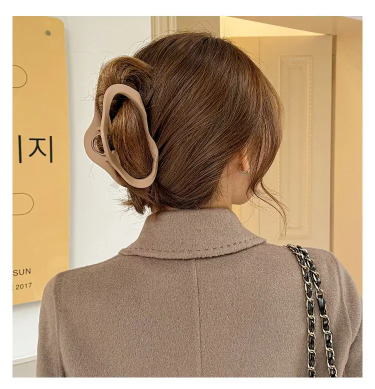 Matte Hair Clips Large Women Autumn Winter 2022 — feature 4