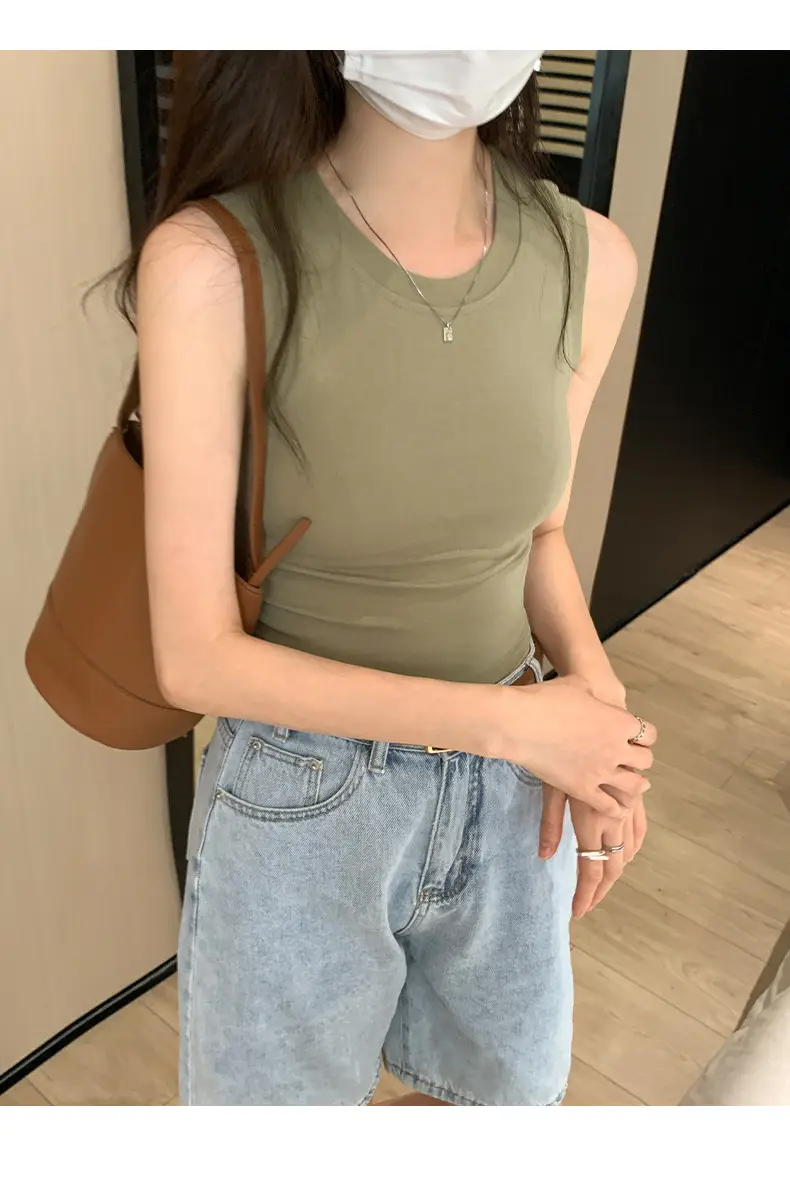 Black Sleeveless Top with Gold Necklace & Black Handbag — feature 12