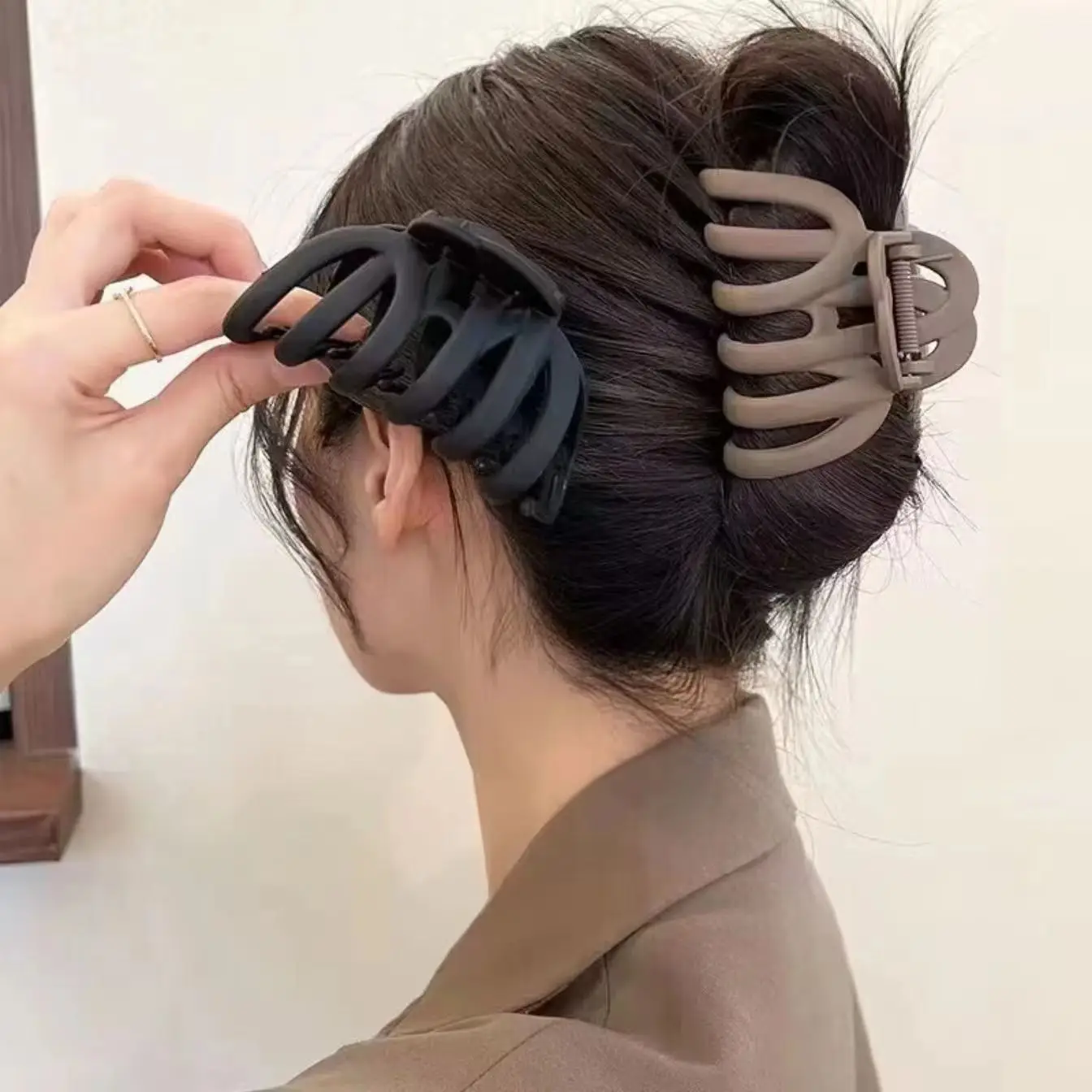 Brown Mesh Shark Hair Clip for Women — feature 1