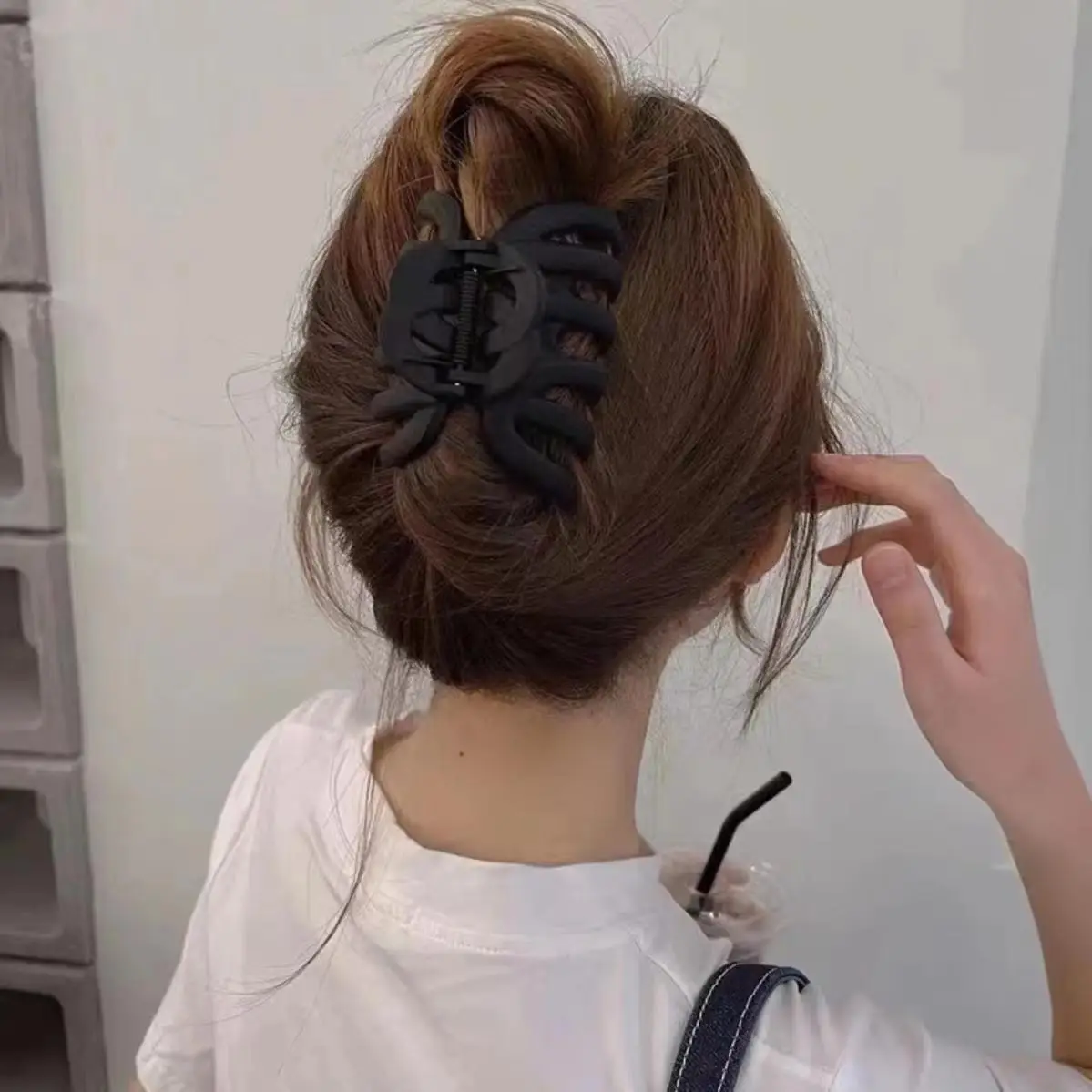 Brown Mesh Shark Hair Clip for Women — feature 4
