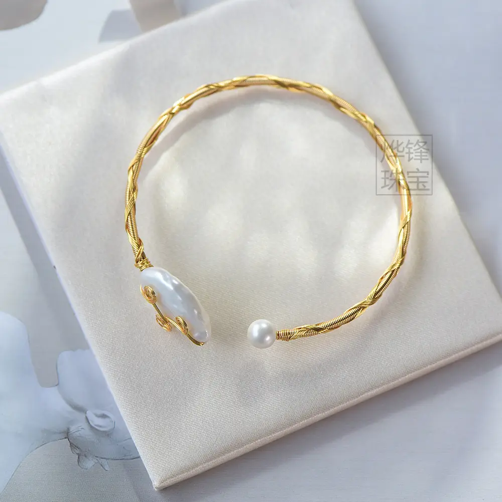 Golden Pearl Adjustable Bracelet for Women — feature 1