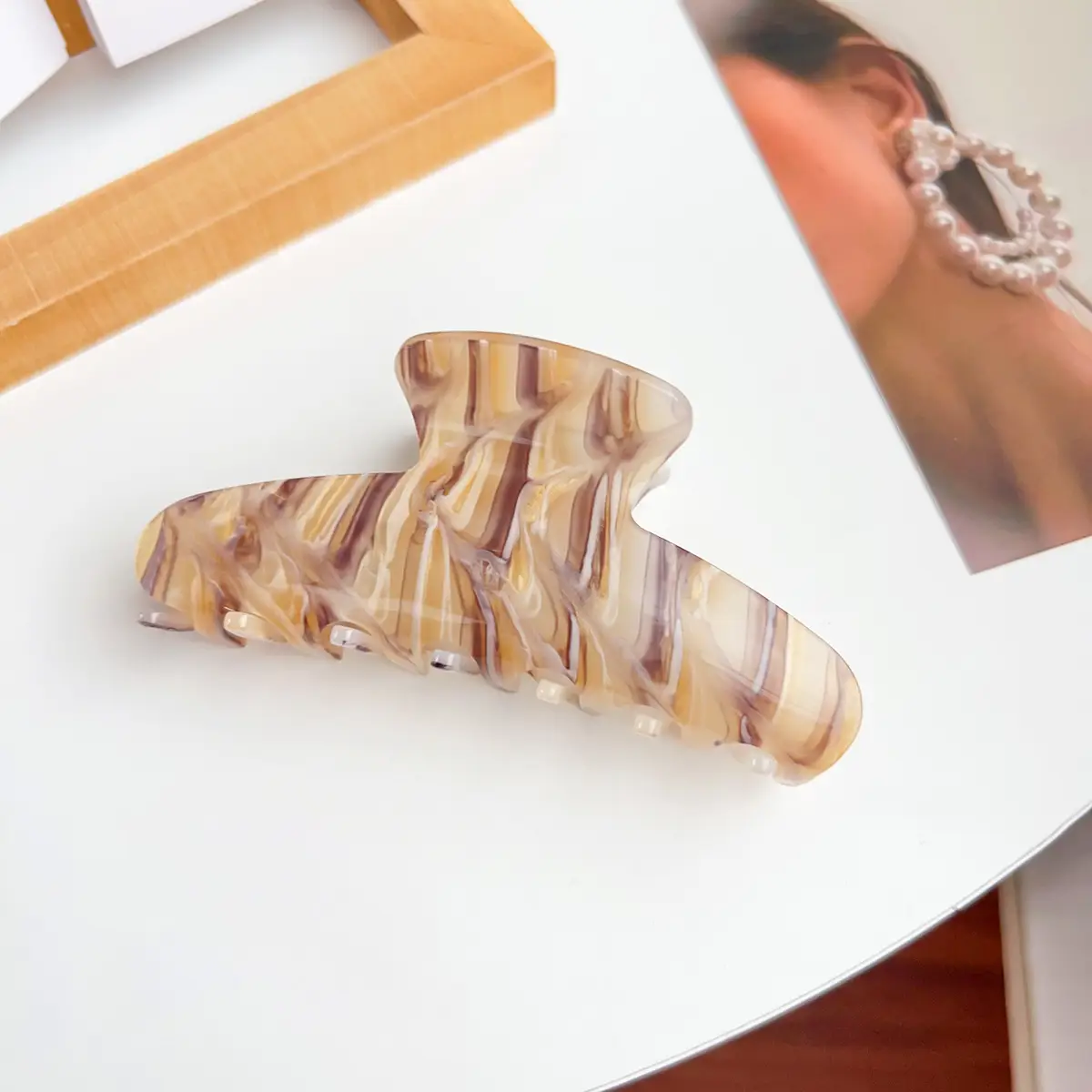 Elegant Green Shark Hair Clip for Women - Image 2