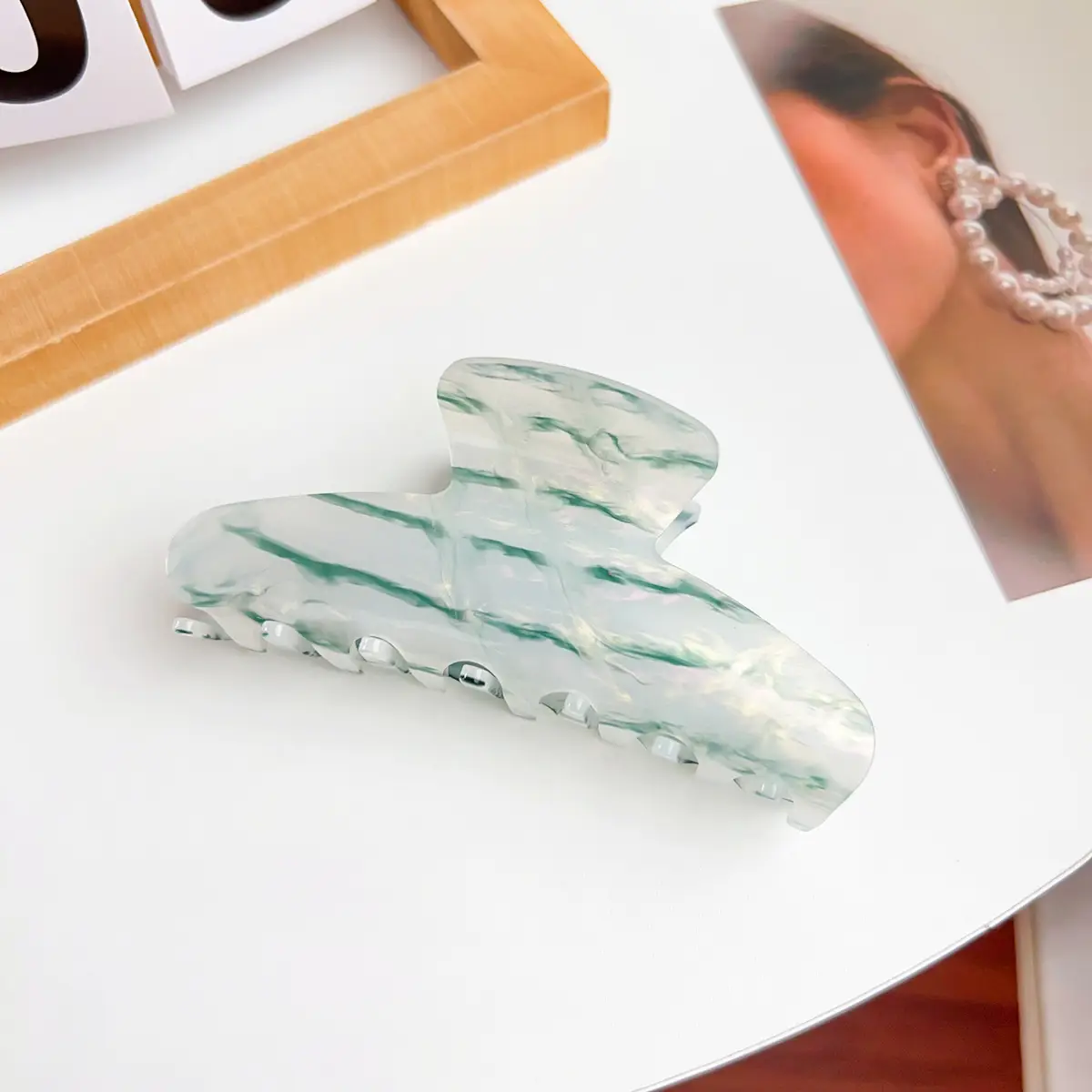 Elegant Green Shark Hair Clip for Women - Image 5