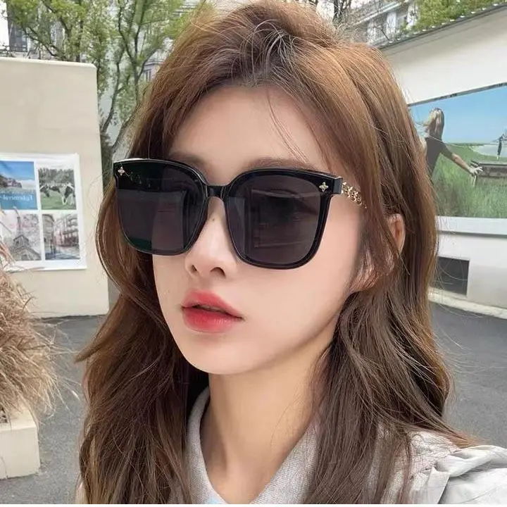 Women Sunglasses with Metal Chain & Square Frame β feature 1