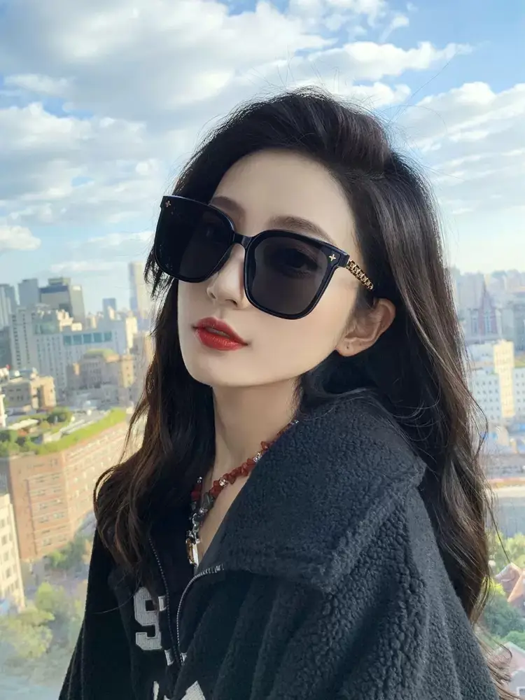 Women Sunglasses with Metal Chain & Square Frame β feature 2