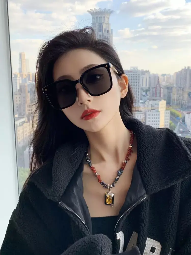 Women Sunglasses with Metal Chain & Square Frame β feature 3