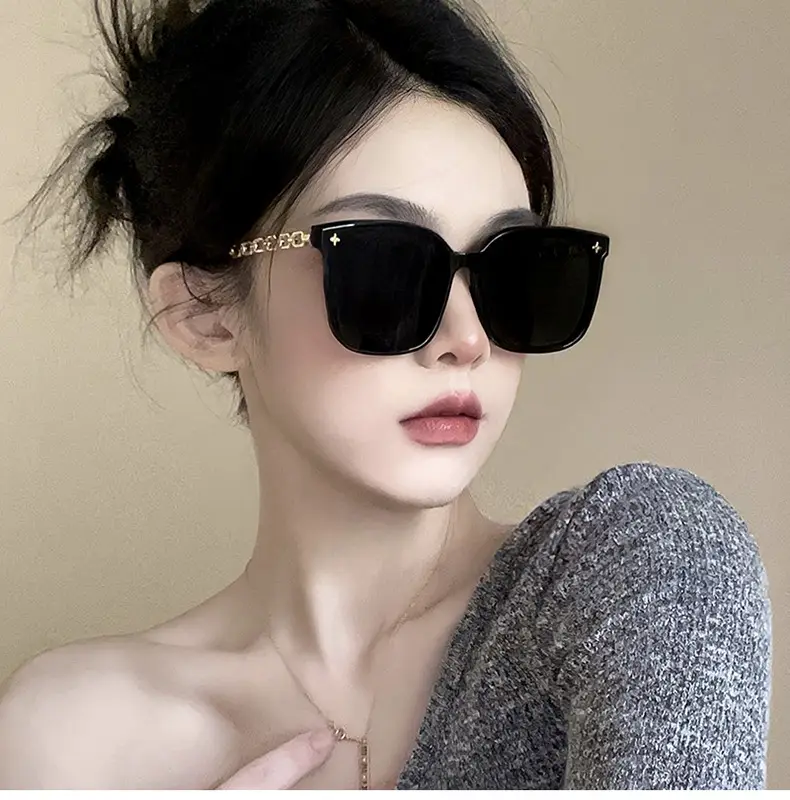 Women Sunglasses with Metal Chain & Square Frame β feature 4