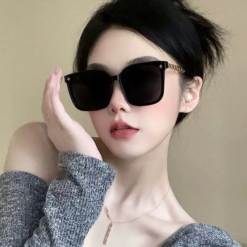 Women Sunglasses with Metal Chain & Square Frame β feature 5