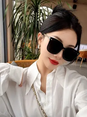 Women Sunglasses with Metal Chain & Square Frame β feature 6
