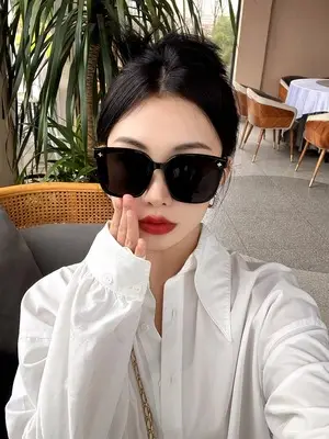 Women Sunglasses with Metal Chain & Square Frame β feature 7