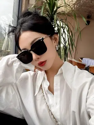 Women Sunglasses with Metal Chain & Square Frame β feature 8