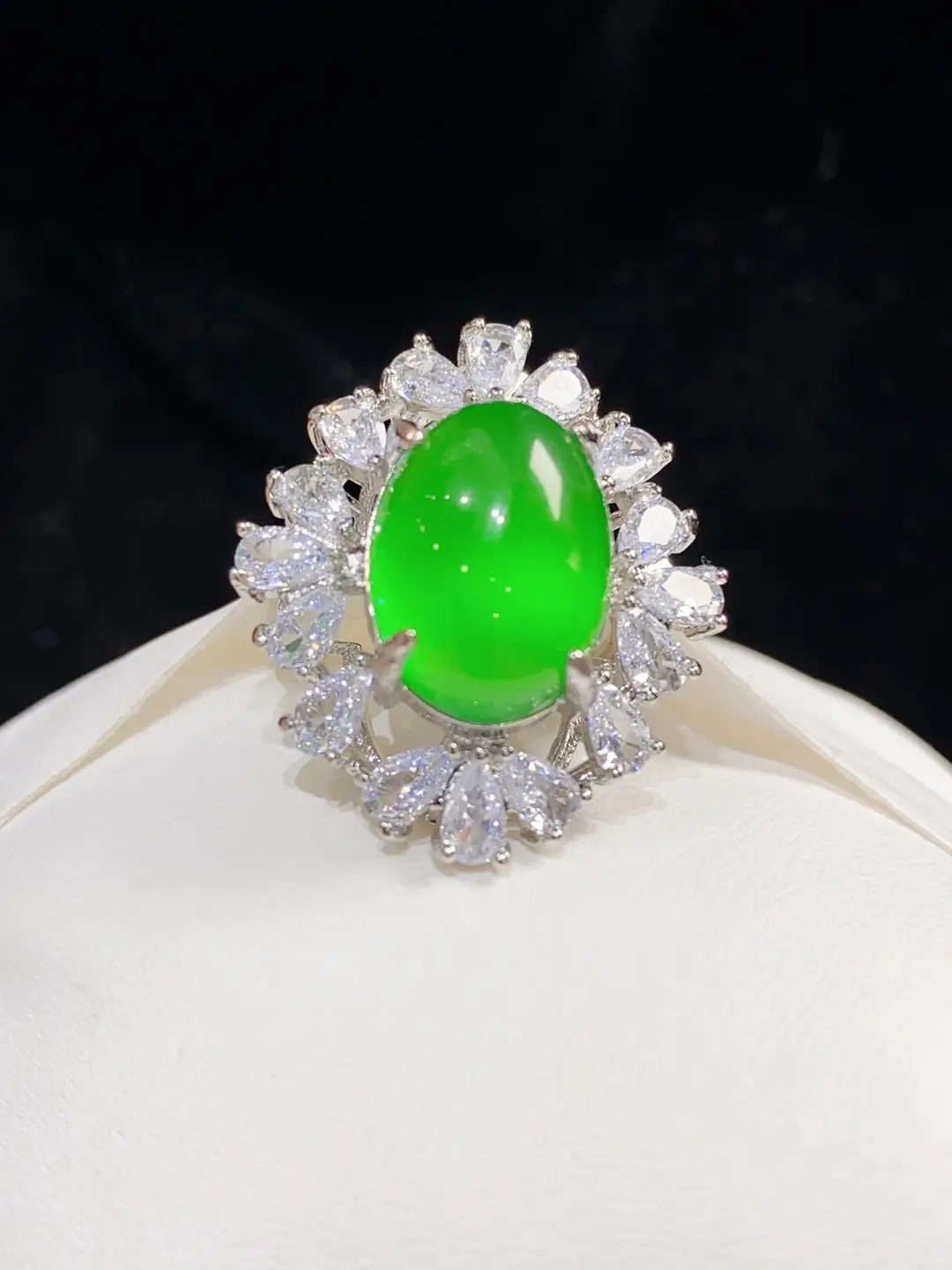 Green Chalcedony Ring with Ice Sun Design — feature 13