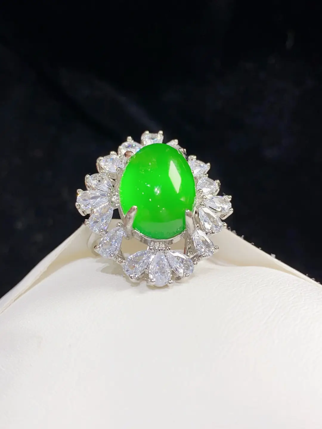 Green Chalcedony Ring with Ice Sun Design — feature 15