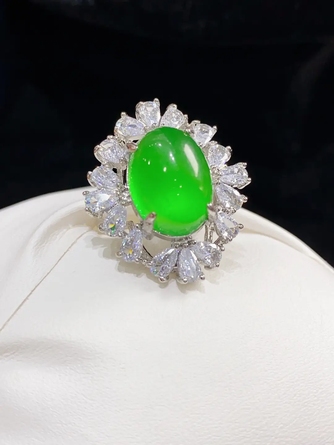 Green Chalcedony Ring with Ice Sun Design — feature 16