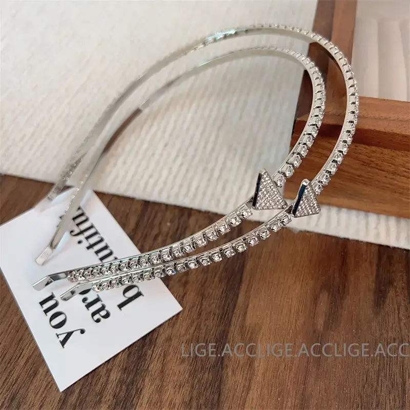 High-end Flash Diamond Triangle Headband for Women — feature 5
