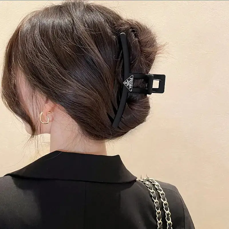 Oversized Black Frosted Shark Hairpin for Women 13cm — feature 2