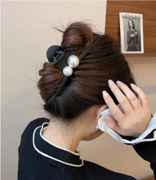 Oversized Black Frosted Shark Hairpin for Women 13cm - Image 27
