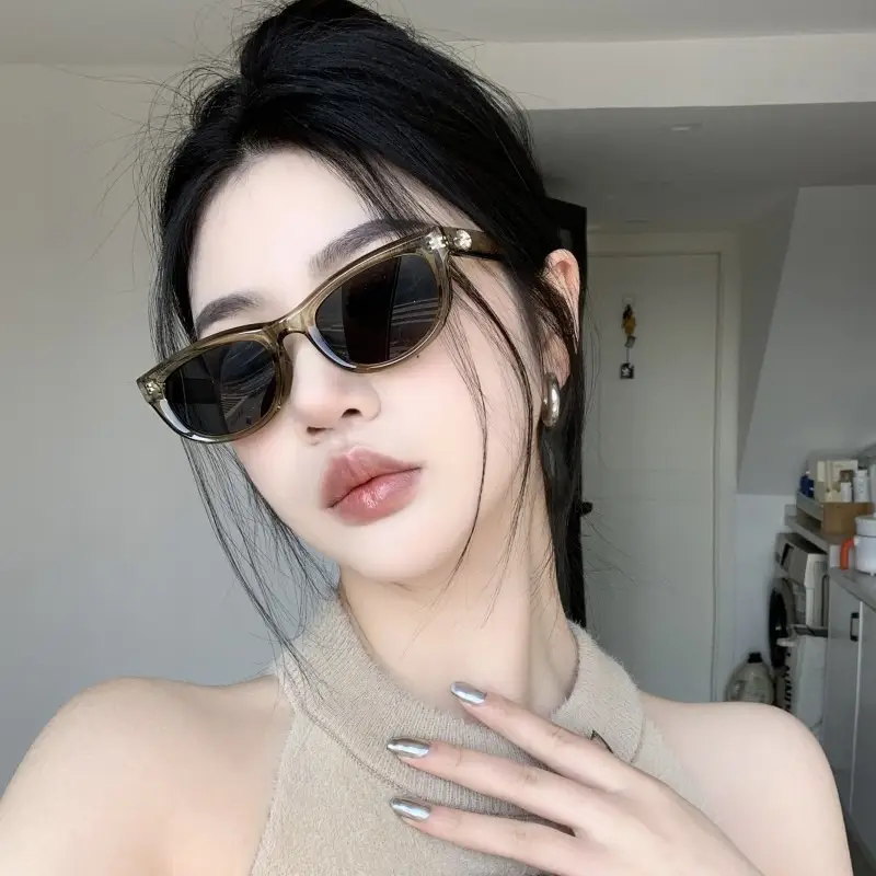 Women's European Cat Eye Glasses with Dark Sillars