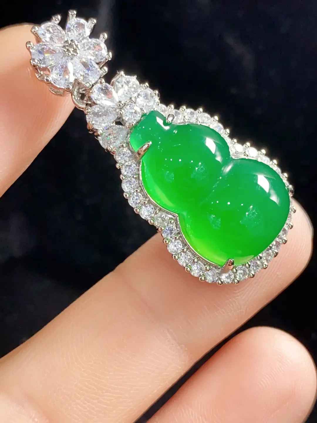 Yang Green Gourd Pendant with Electroplated Platinum — feature 14