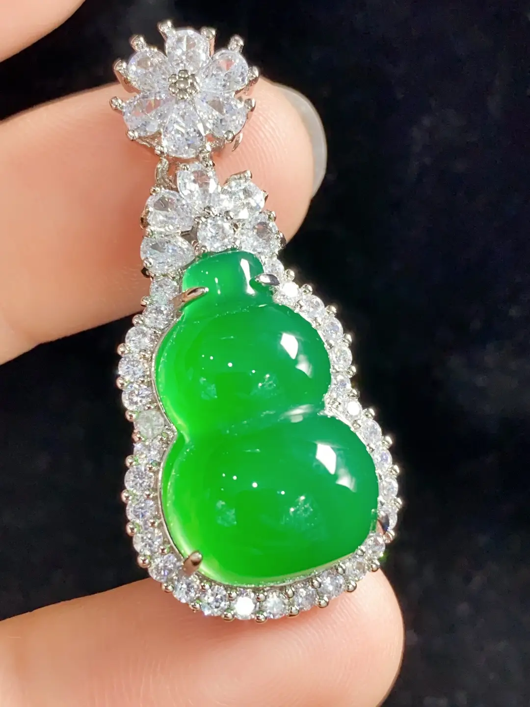 Yang Green Gourd Pendant with Electroplated Platinum — feature 16