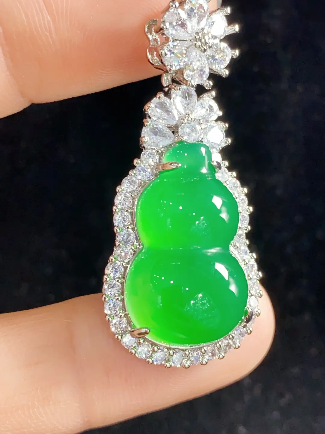 Yang Green Gourd Pendant with Electroplated Platinum — feature 17