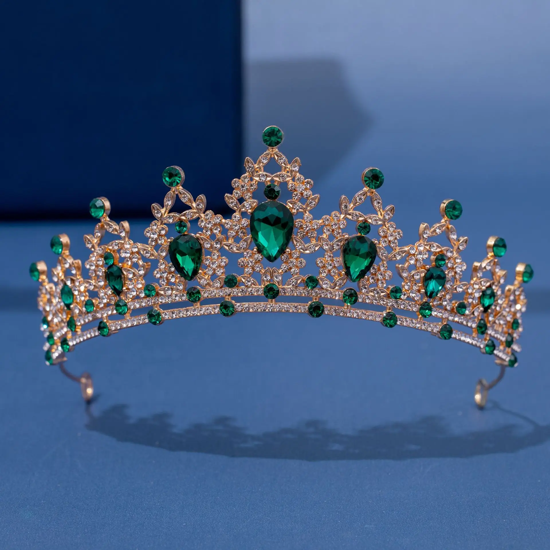 European Bridal Crown Full of Diamonds Hair Accessory — feature 4