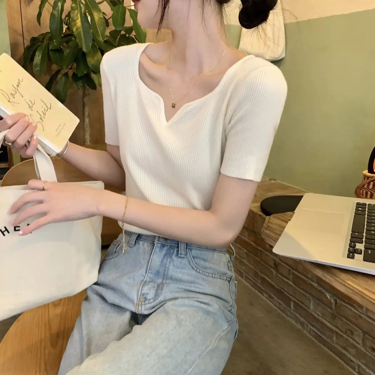 French Style Knit V-Neck T-Shirt Women — feature 3