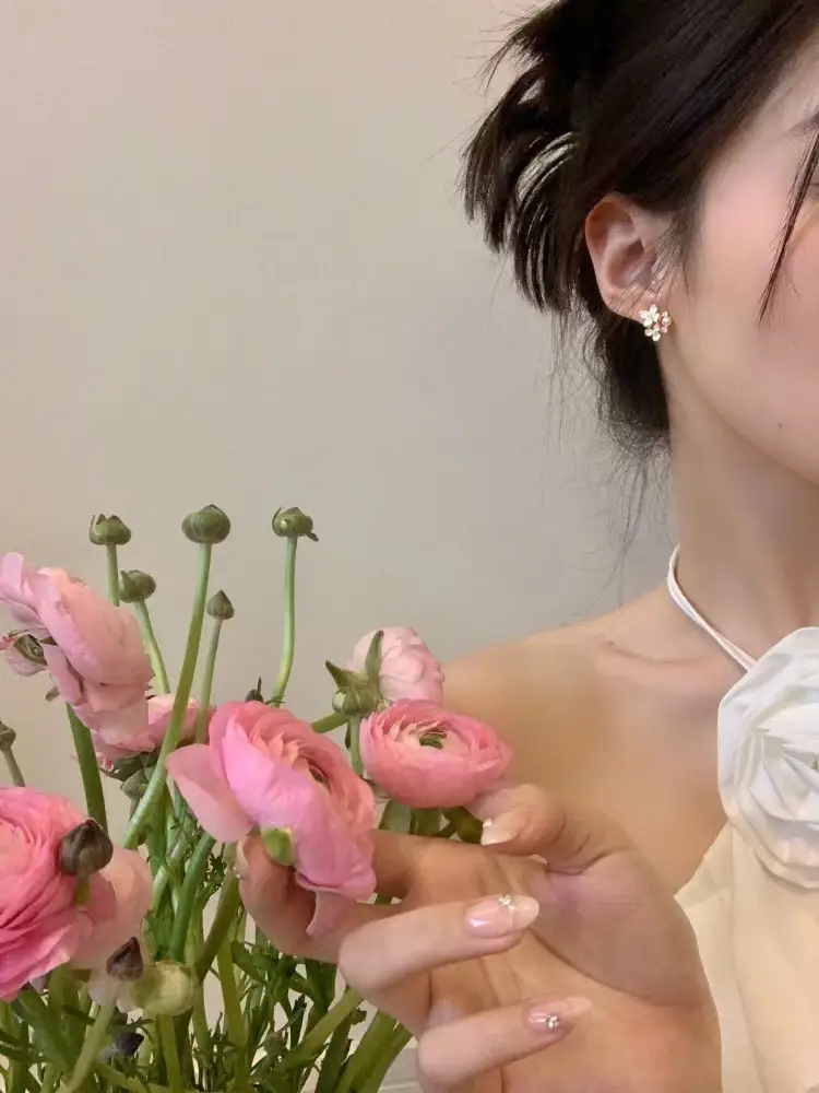 Mini French Pearl Flower Earrings Gold Plated — feature 2