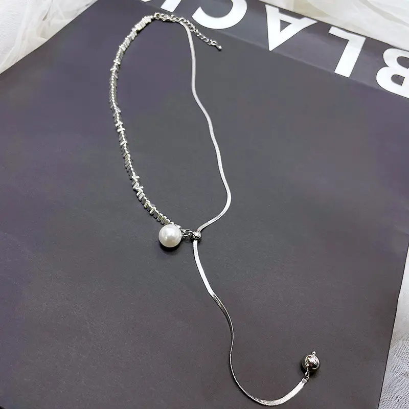 Pearl Clavicle Necklace with Broken Silver Stitching