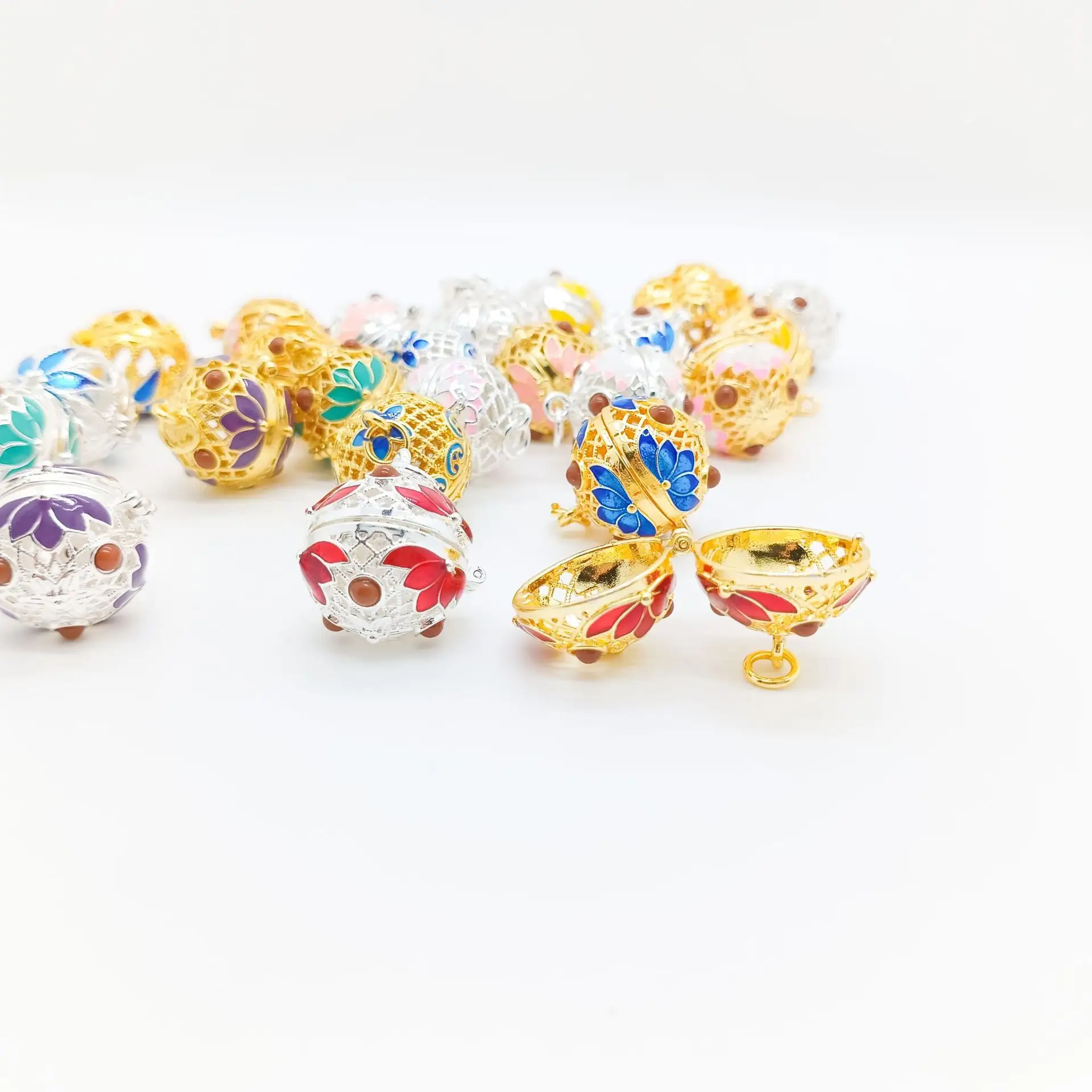 Golden Lotus Hollow Sachet Necklace with Color-Preserving Design — feature 4