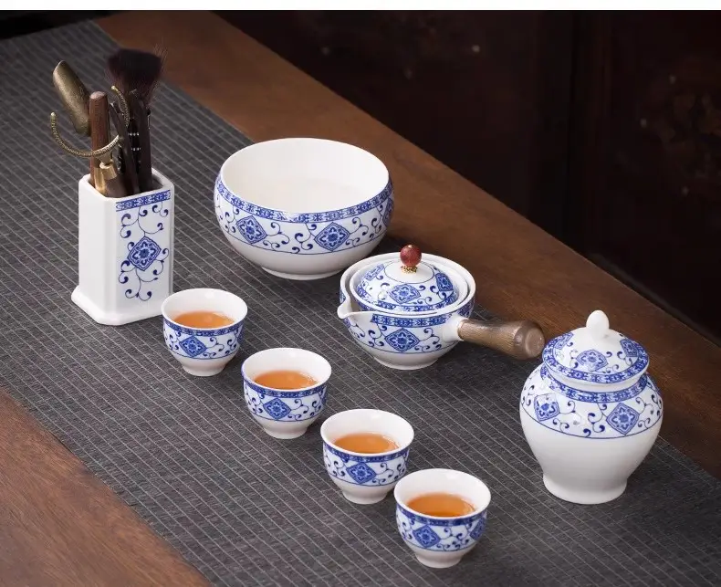 Blue Floral Travel Tea Set with Wooden Handle — feature 13