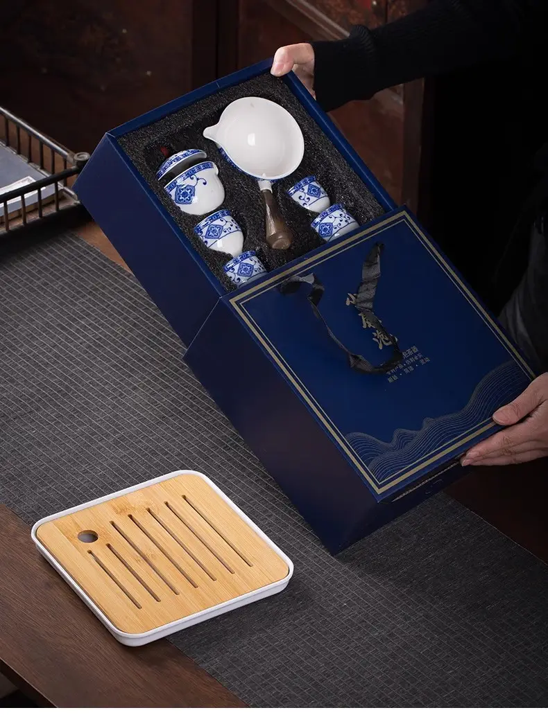 Blue Floral Travel Tea Set with Wooden Handle — feature 3