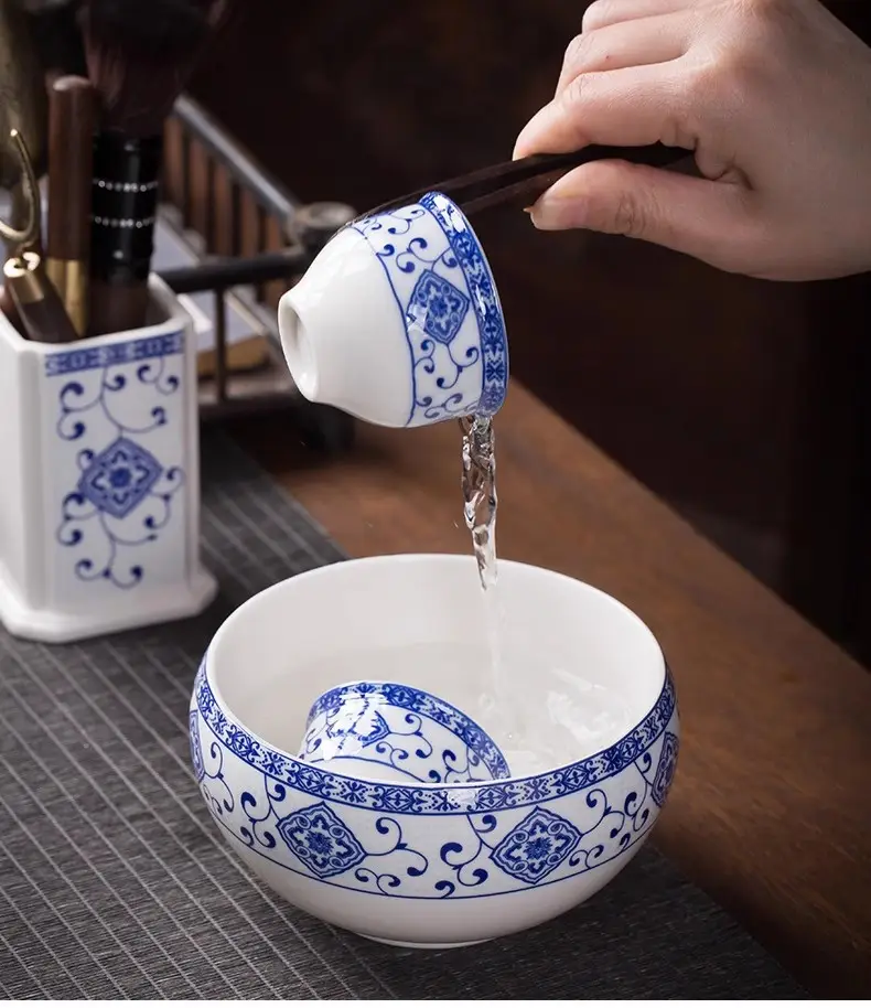 Blue Floral Travel Tea Set with Wooden Handle — feature 5