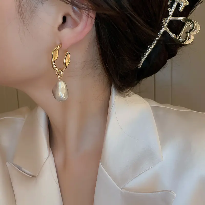 Vintage Pearl Dangle Earrings Gold Plated — feature 4