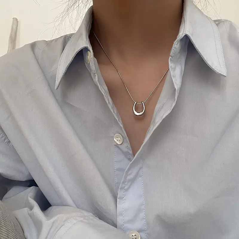 Gold U-Shaped Necklace for Women Wholesale 2023 - Image 4