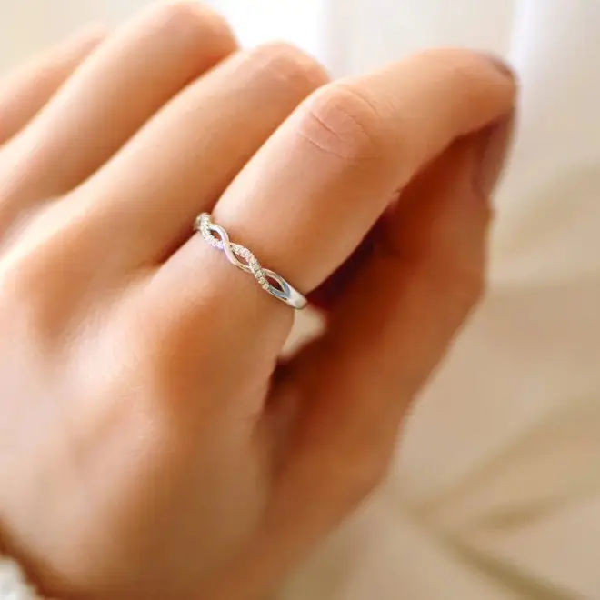 Elegant Braided Twist Ring for Women's Finger - Image 5