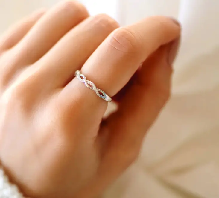 Elegant Braided Twist Ring for Women's Finger — feature 5