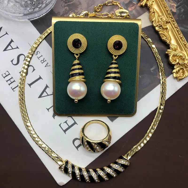 Retro Classic Black Gold Necklace Set for Women — feature 3