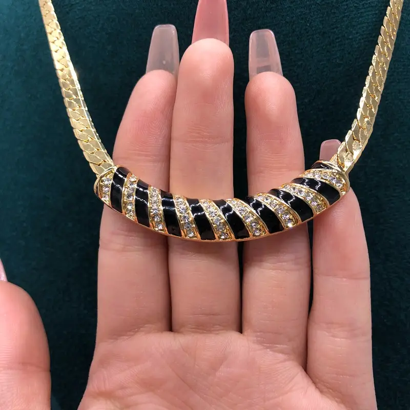 Retro Classic Black Gold Necklace Set for Women — feature 7