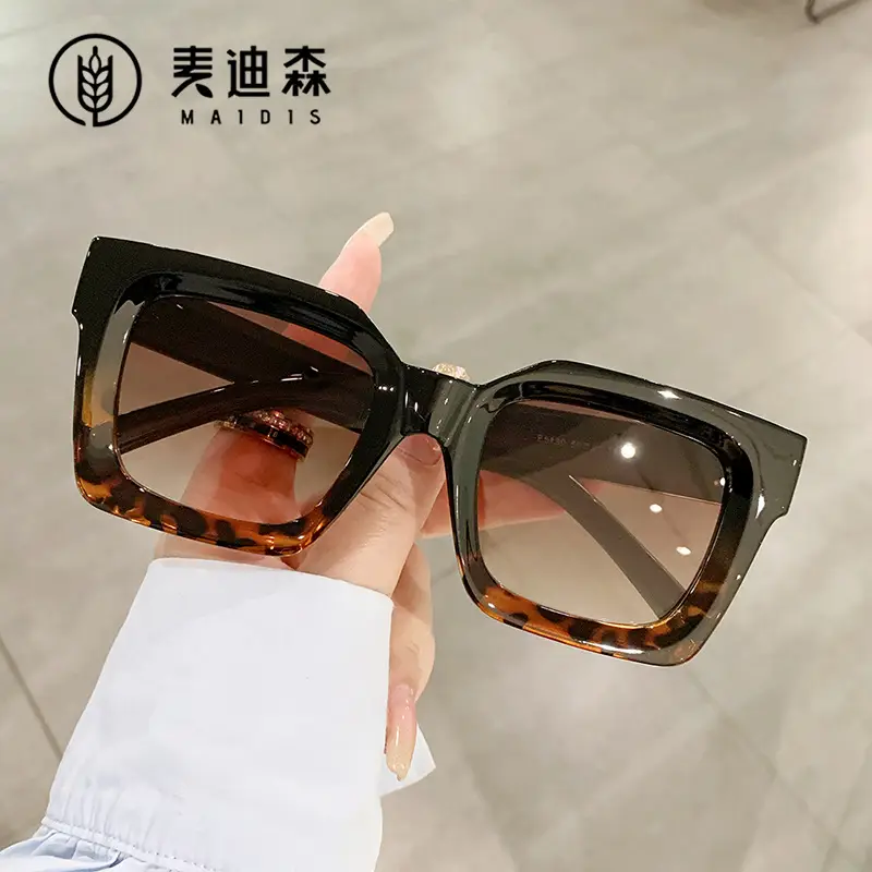 Square Frame Sunglasses European American Fashion Travel Posing
