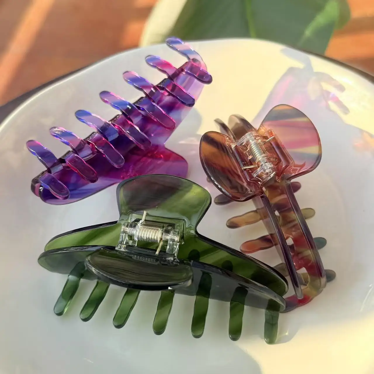 Hot Red Acetate Hair Clip with Color Changing Shark Design — feature 4