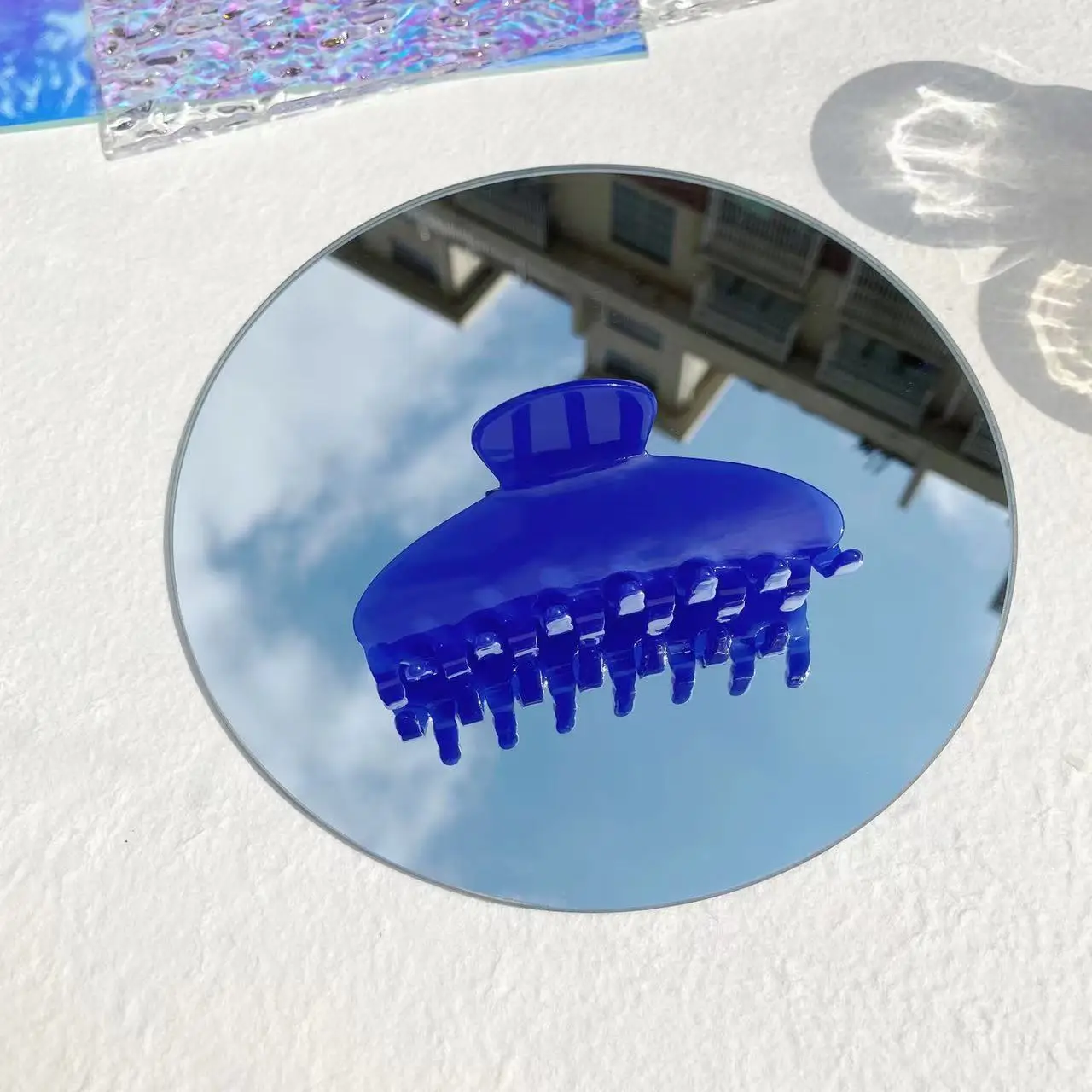 Hot Red Acetate Hair Clip with Color Changing Shark Design — feature 6