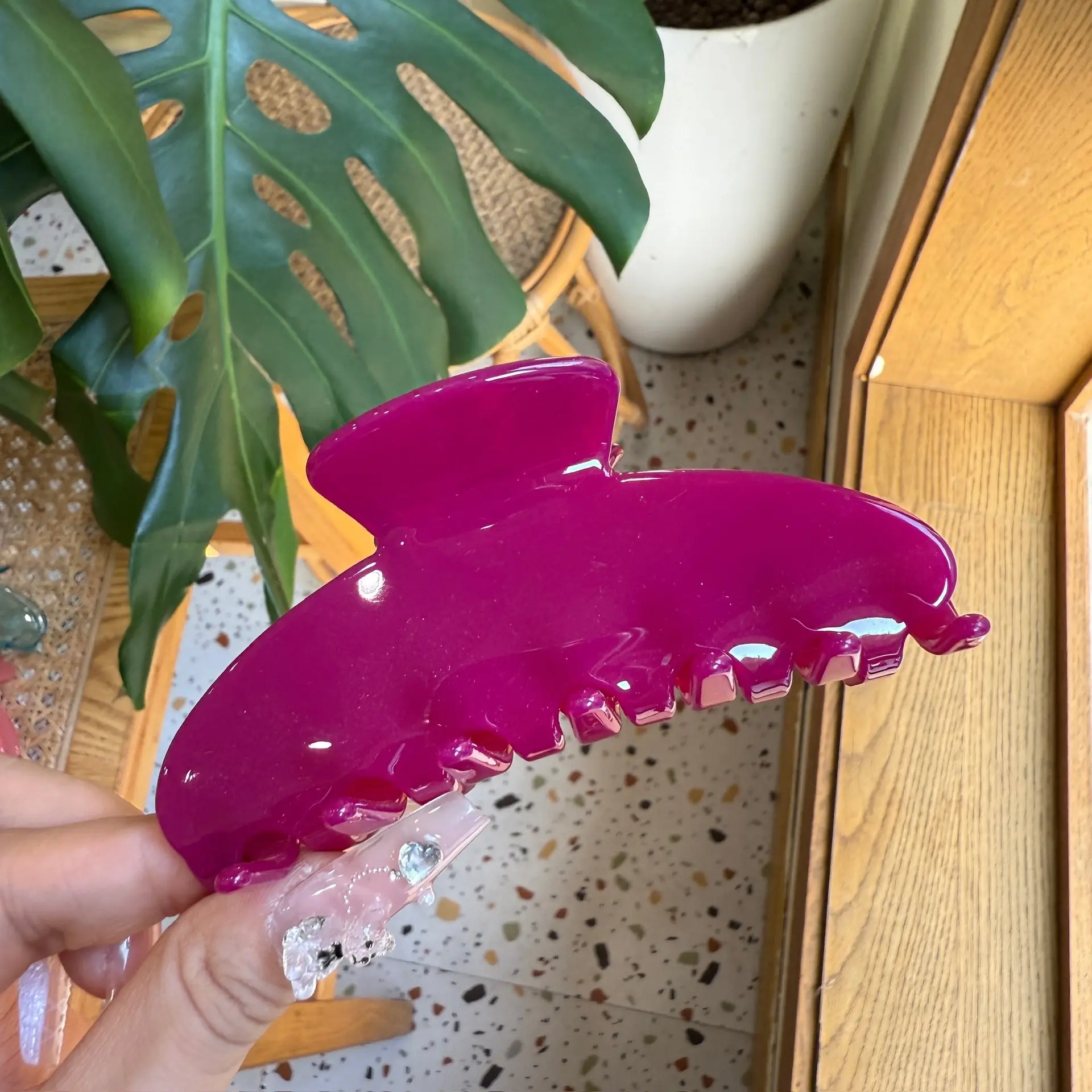 Hot Red Acetate Hair Clip with Color Changing Shark Design - Image 12