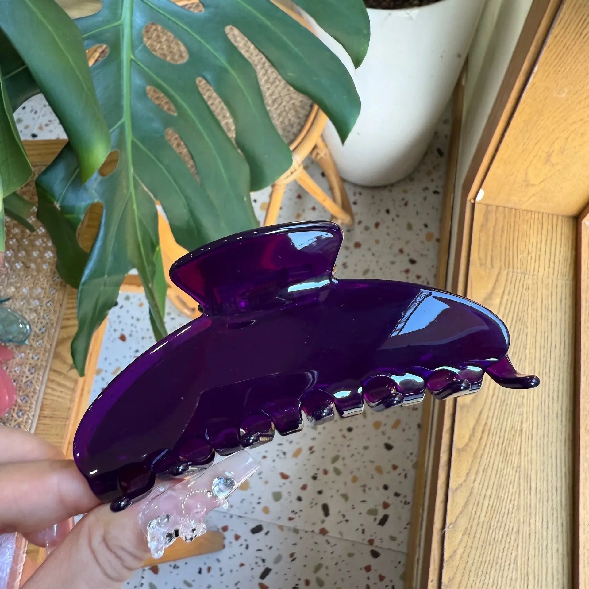 Hot Red Acetate Hair Clip with Color Changing Shark Design - Image 18