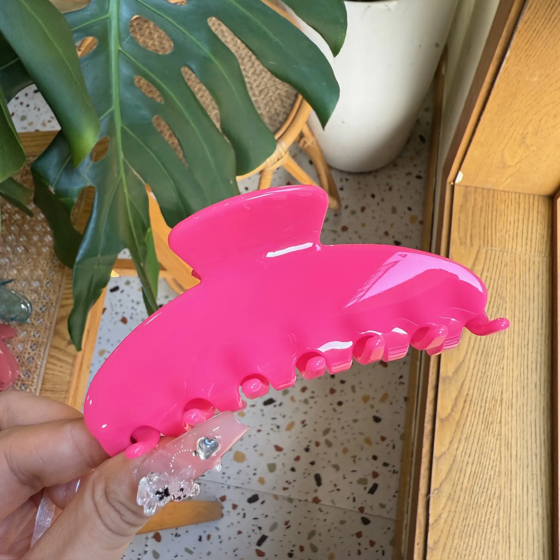 Hot Red Acetate Hair Clip with Color Changing Shark Design - Image 4